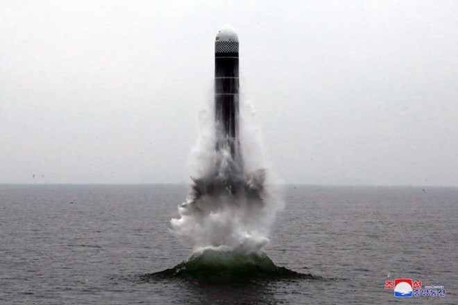 Severna Koreja potrdila preizkus podmorniških balističnih izstrelkov