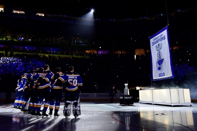 Pred začetkom tekme so pod strop dvignili napis za zmagovalce lige NHL v sezoni 2019/19.