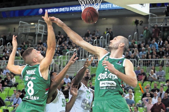 Košarkarji Cedevite Olimpije (levo v zelenem Edo Murić, desno Marko Simonović) gredo proti Megi Bemax v ligi ABA odkrito po...