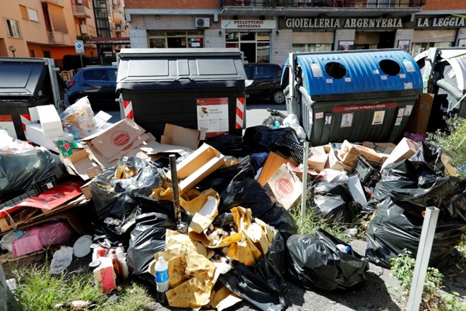 Rim presežke odpadkov pošilja v predelovalne obrate v okoliški pokrajini Lacij in v druge dele Italije, a takšna ureditev je...
