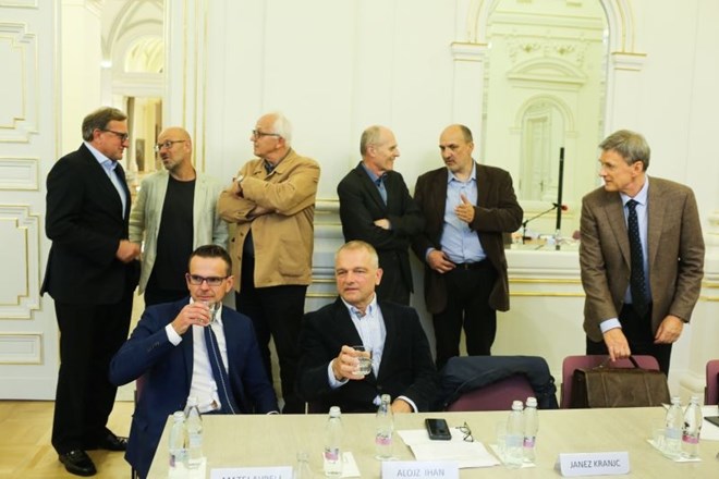 Od leve proti desni stojijo Marko Bitenc, Bernard Nežmah, Tomaž Zalaznik, Janez Kranjc, Janez Markeš in Jadran Lenarčič....