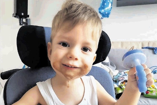Kris je edini otrok v Sloveniji s spinalno mišično atrofijo, ki je mlajši od dveh let. Odmerek zdravila, ki ga prejema za...