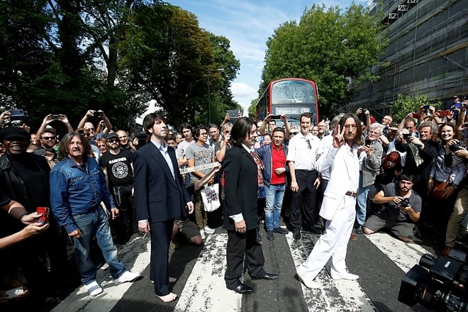 Klasika Beatlov Abbey Road po 50 letih spet na vrhu britanske lestvice