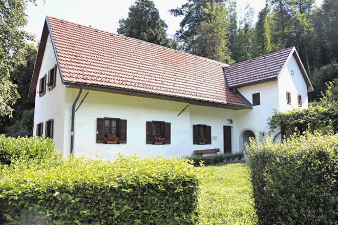 Zunanji del rojstne hiše Jakoba Aljaža, v kateri za program skrbi Kulturno društvo Jarem,  je že obnovljena.