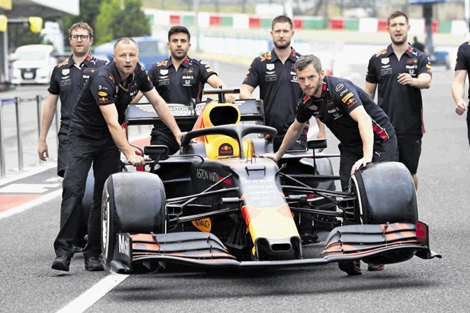 Bolid Maxa Verstappna so na treningu na dirkališču v Suzuki porivali proti garaži Red Bulla.