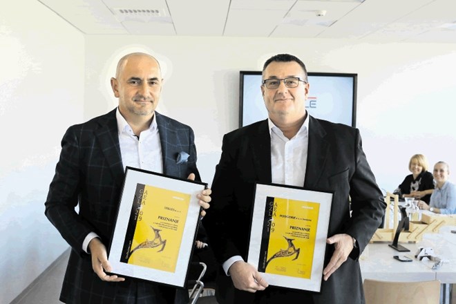 Direktor Stillesa Rok Barbič  (levo) in direktor Podgorja Denis Stepančič s priznanjema za nominacijo v letošnjem izboru...