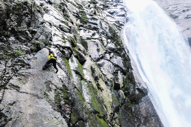 Toru Nakadžima med solo plezanjem po mokri skali največjega japonskega slapa Šomjo