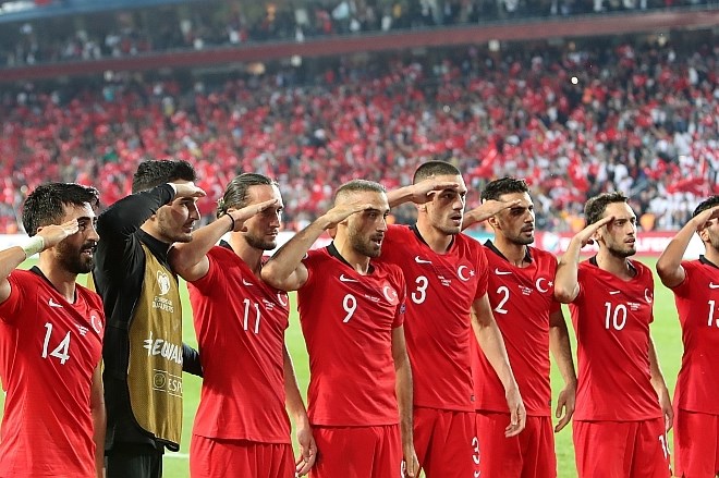Turški nogometaši so z vojaškim pozdravom proslavili zmago proti Albaniji.