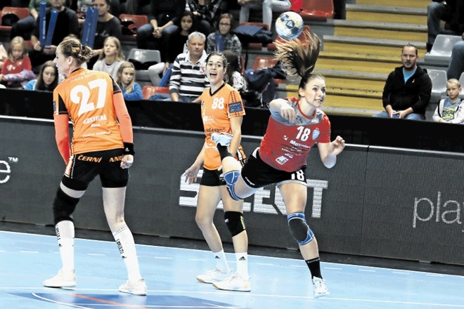 Krimova rokometašica Nina Zulić (z žogo) je bila s šestimi goli prva strelka današnje tekme proti Sävehofu na Švedskem.