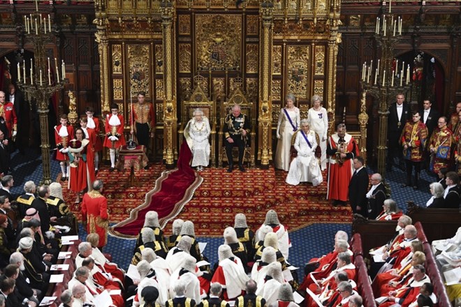 Britanska kraljica danes v britanskem parlamentu.