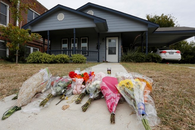 Teksaški policist ubil 28-letnico s strelom skozi okno