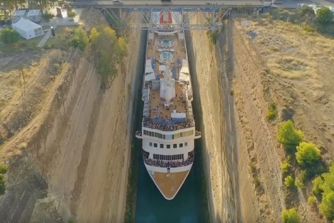 #video Hrvaški kapitan z največjo ladjo skozi Korintski prekop