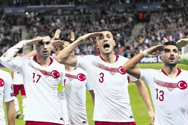 Čeprav vpletanje politike v nogomet ni dovoljeno, se turški reprezentanti na prepoved požvižgajo.