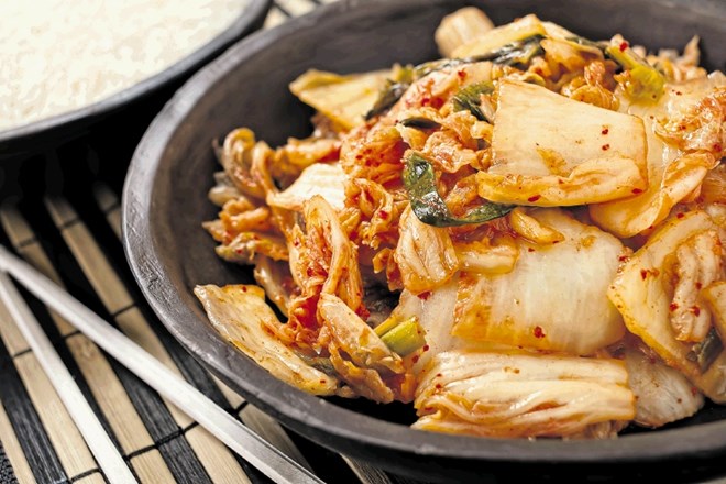 Kimči je sočna in okusna priloga k jedem iz riža in k mesnim jedem, lahko pa ga postrežemo tudi kot solato.