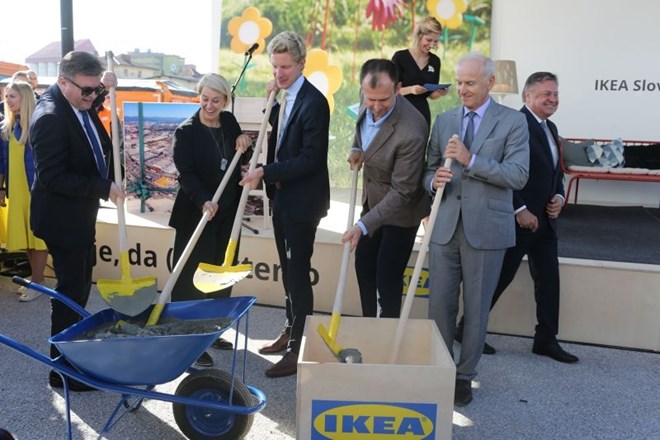 Gradbena dela so se na območju, kjer bo stala Ikea, z včerajšnjo položitvijo temeljnega kamna tudi uradno začela.