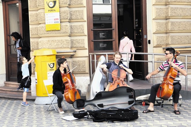 Slovenska cesta sodi v območje, kjer so spontani ulični nastopi omejeni. Ulični glasbeniki so tam med tednom dobrodošli od...