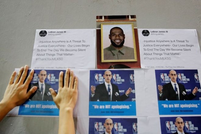 Liga NBA zaradi spora s Kitajsko izgublja denar, a brani svobodo govora