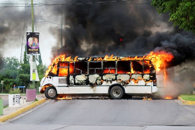 Goreč avtobus, s katerim so člani kartela ustvarili sestno blokado med spopadi po aretaciji Ovidia Guzmana Lopeza.