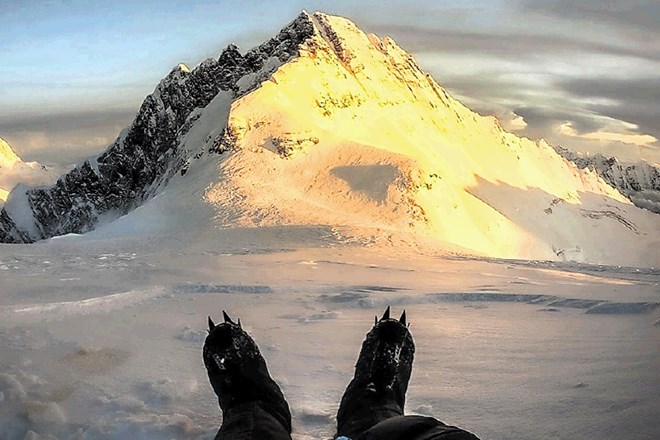 Spomladi je bilo na vrhu Everesta 900 gornikov, jeseni ni uspelo niti enemu. Španec Kilian Jornet je prišel do višine 8300...