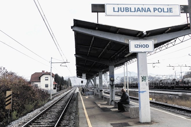 V Polju si želijo, da bi občina v bližini železniškega postajališča uredila parkirišče.