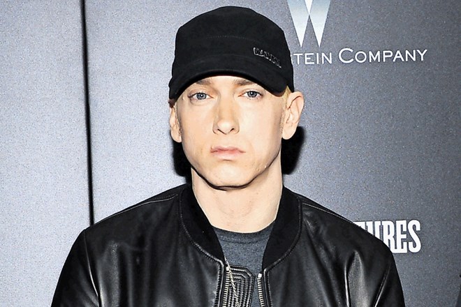 Eminem je o obisku agentov Cie spregovoril v skladbi The Ringer.