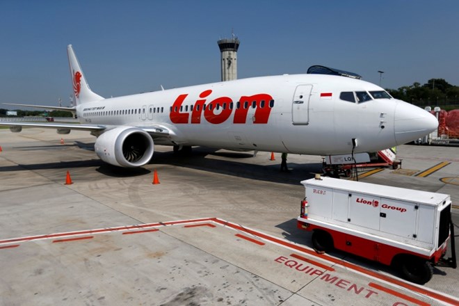 Za lansko nesrečo indonezijskega letala kriva tako Boeing kot pilot