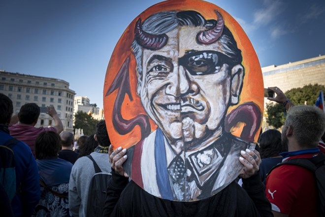 Čilski predsednik Sebastian Pinera je dan po najbolj množičnih protestih v prestolnici Santiago de Chile danes napovedal...