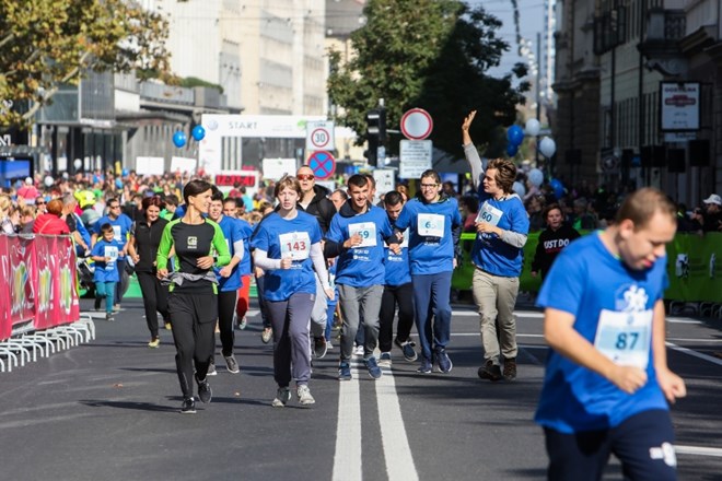 Pred nedeljskim osrednjim delom 24. ljubljanskega maratona je bilo na tekih osnovnih in srednjih šol 6422 prijav, lumpi tekov...