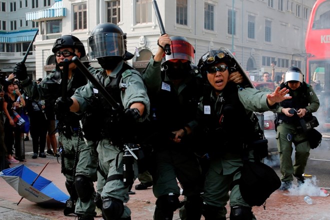 Hongkonška policija nad protestnike s solzivcem