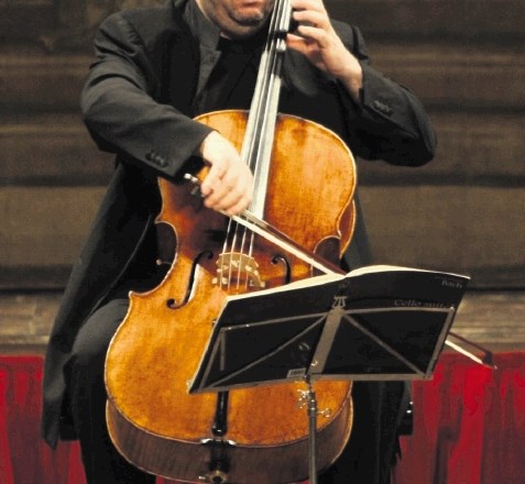 Kot solist je v Haydnovem Drugem koncertu za violončelo nastopil znani italijanski violončelist Enrico Dindo.
