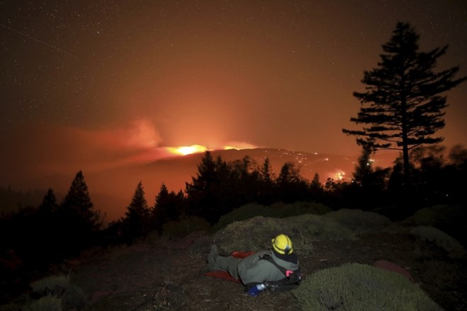 Kaliforniji v ognjenih zubljih grozi nov val požarov