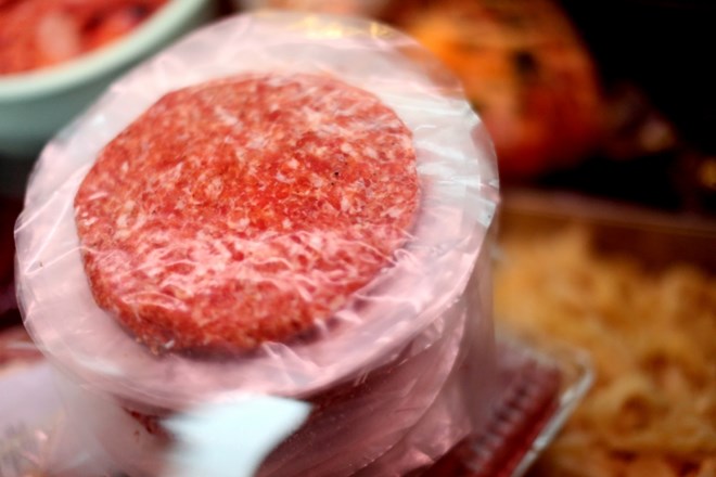 Zaradi avstrijske mesne afere novi preventivni umiki mesnih izdelkov