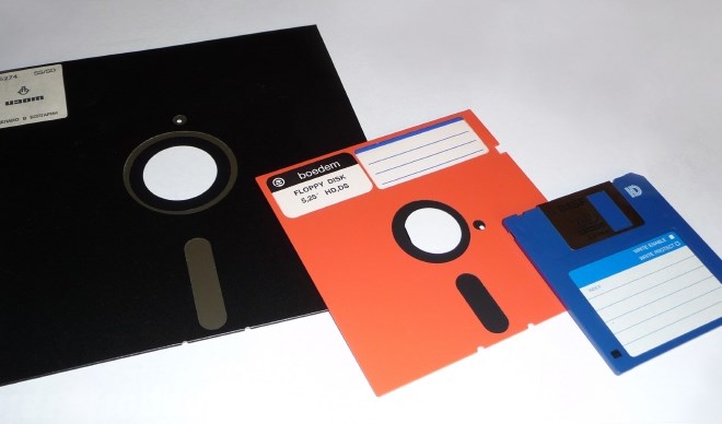 Od leve proti desni: 203-milimetrska disketa, 131,3-milimetrska disketa in 88-milimetrska disketa.