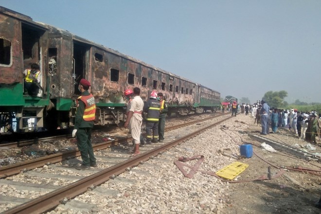 V požaru, ki je danes izbruhnil na potniškem vlaku na jugovzhodu Pakistana, je umrlo najmanj 65 ljudi, so sporočile...