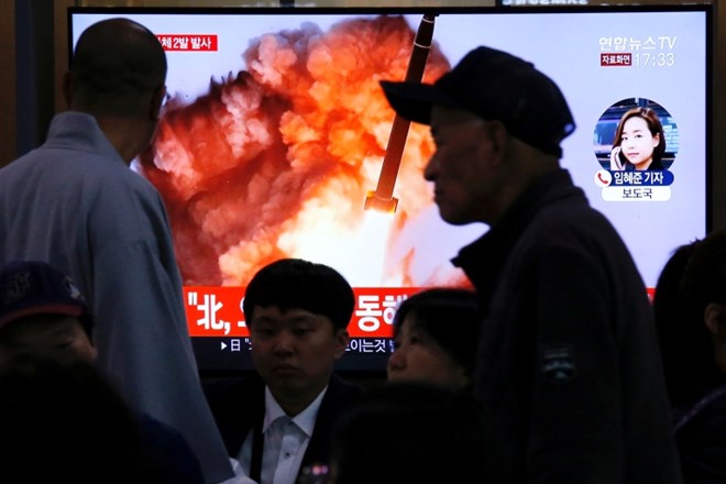 Severna Koreja je po navedbah južnokorejske vojske danes v smeri odprtega morja izstrelila najmanj dva izstrelka.