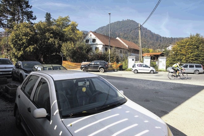 Pod Šmarno goro imajo kronične težave s parkiranjem. Predlagajo, da bi občina predvidela večje parkirišče v naselju Šmartno.