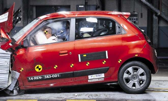 Renaultov malček twingo je testna trčenja EuroNCAP leta 2014 prestal z oceno štirih zvezdic za varnost potnikov. Najslabše...