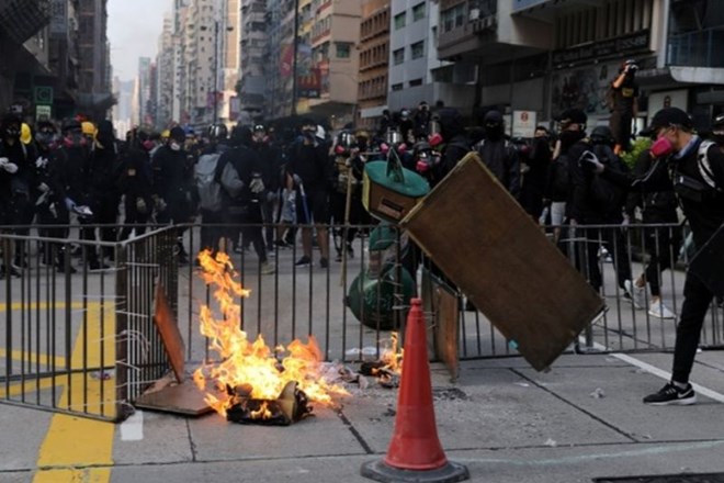 Policija v Hongkongu s solzivcem in vodnimi topovi nad protestnike