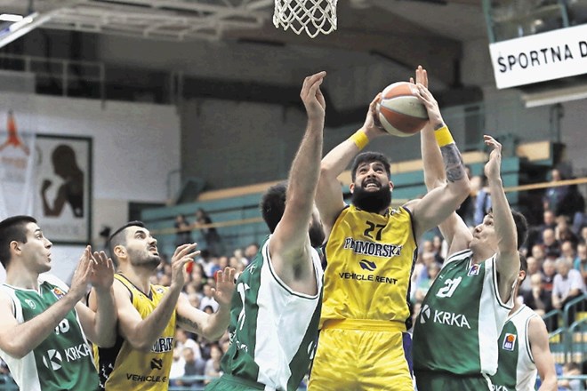 Košarkarji Kopra Primorske (v rumenih dresih) so se v Novem mestu poigravali s Krko.