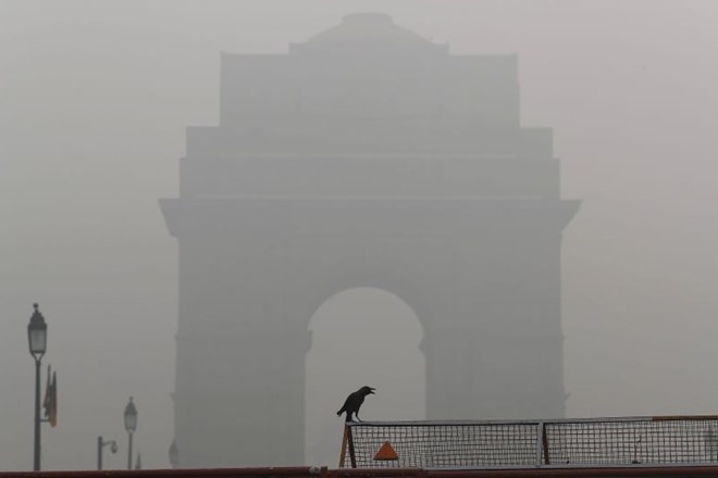 V New Delhiju zaradi onesnaženega zraka omejili uporabo avtomobilov