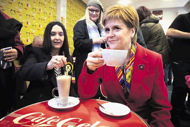 Škotska premierka in voditeljica  nacionalne stranke Nicola Sturgeon je volilno kampanjo začela z osvežujočo  kavo.