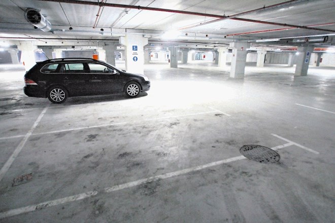 Najemniki parkirnih mest v podzemlju Stožic za dostop do parkirišča ne uporabljajo več parkirnih kartic, temveč morajo na...