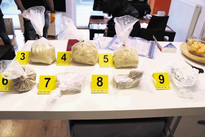 V hišni preiskavi so Ljubljančanu zasegli tudi kilogram heroina, katerega vrednost bi bila na trgu  okoli 40.000 evrov.