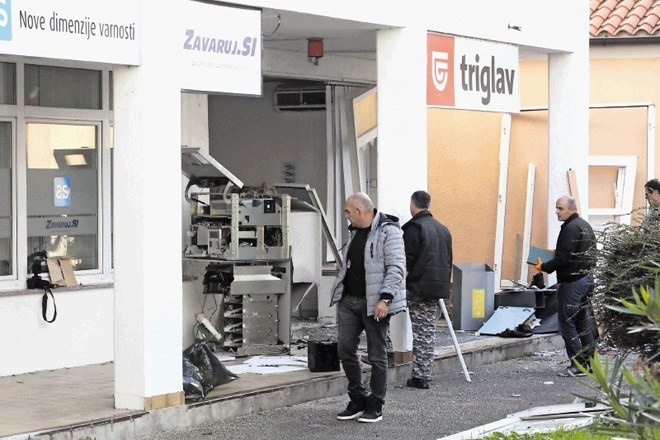 Eksplozija  je v Škofijah poškodovala bankomat in pisarno zavarovalnice ob njem.