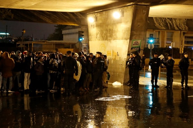 Francoska policija umika migrante iz šotorišč na severu Pariza