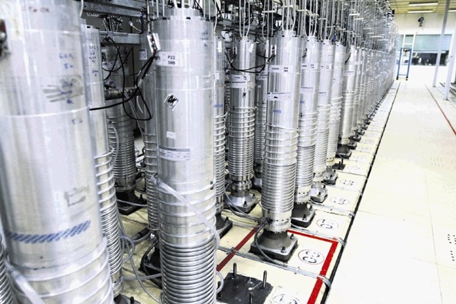 Fotografijo centrifug za bogatitev urana v Natanzu je ob objavi njihovega ponovnega zagona v javnost razposlala iranska...
