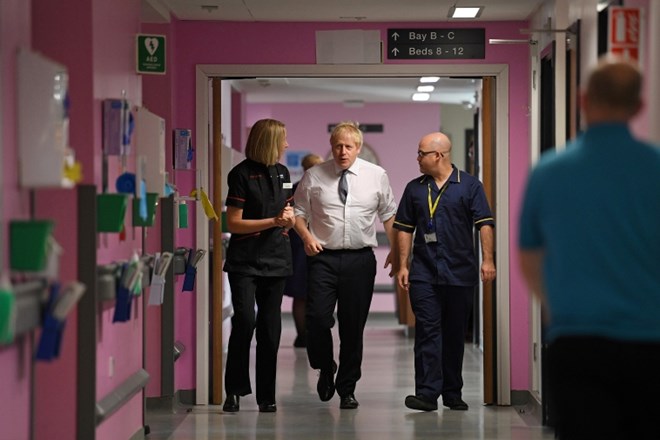Premier Boris Johnson na obisku v bolnici v mestu Mansfield.