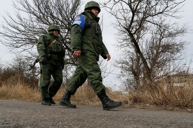 Ukrajinska vojska in proruski separatisti so danes začeli umik sil s frontne črte v regiji Doneck.