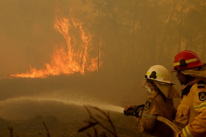 V požarih, ki divjajo na vzhodu Avstralije, sta umrla najmanj dva človeka, več kot 30 je ranjenih.