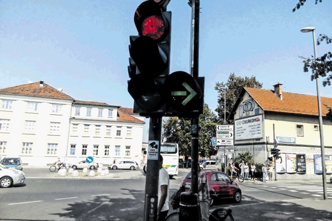 Semaforjev z zeleno lučjo (kot ta na križišču Resljeve in Masarykove v Ljubljani) je po Sloveniji ogromno, križišča, ki bi...